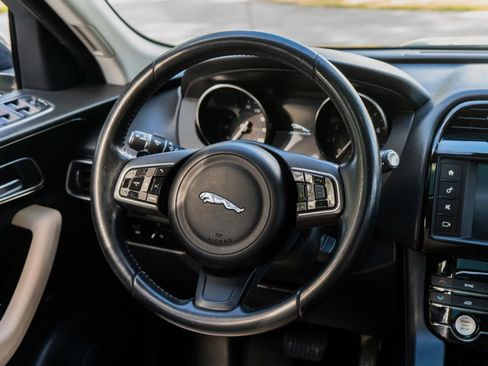 Used 2017 Jaguar F-PACE Premium image 75