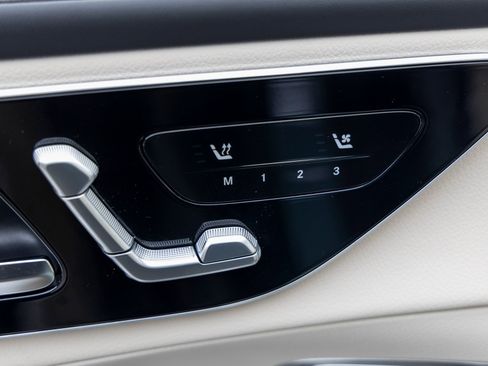 Used 2025 Mercedes-Benz GLC 350e 4MATIC image 23