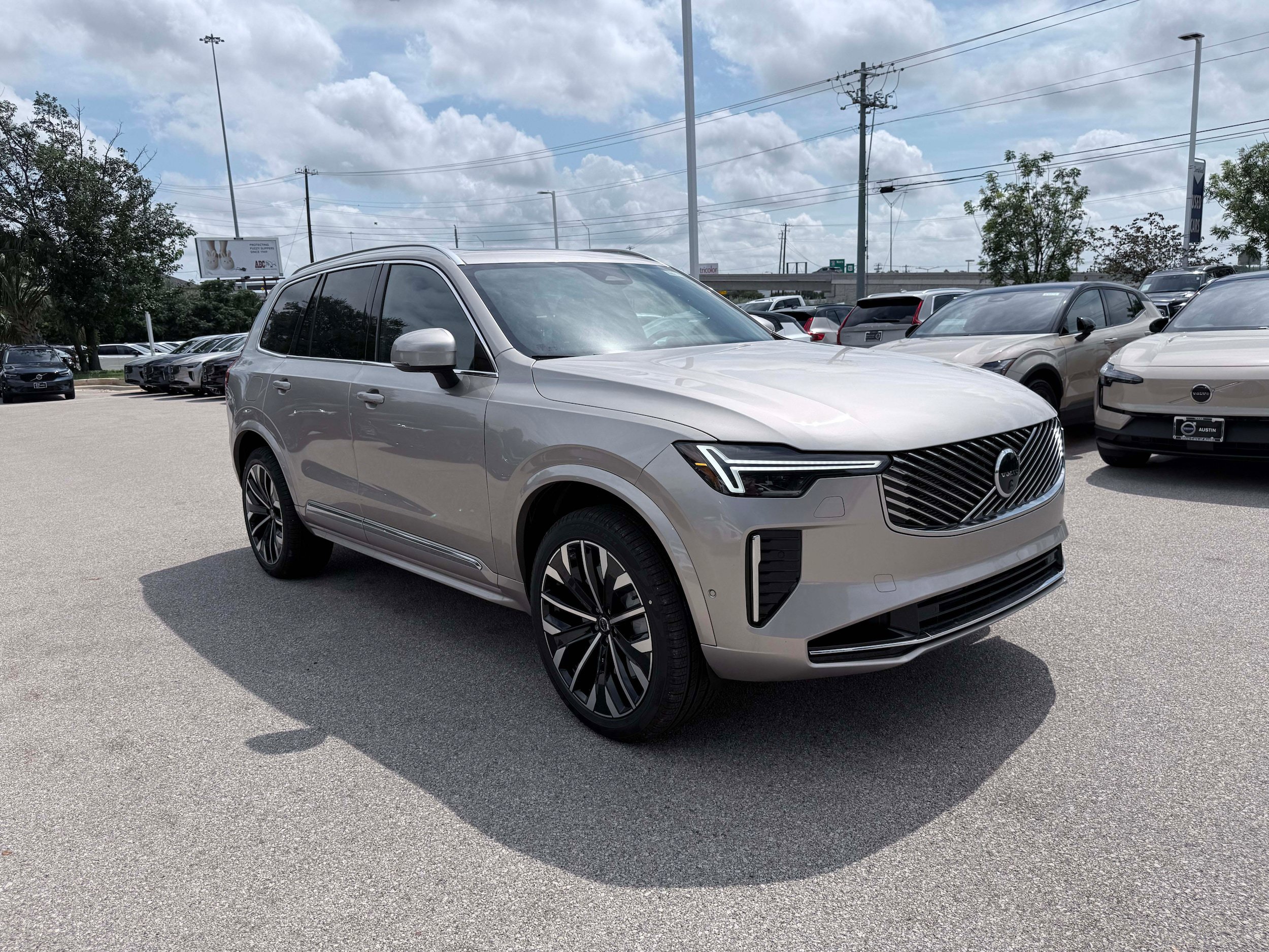 New 2026 Volvo XC90 T8 Plus AWD/4WD image 7