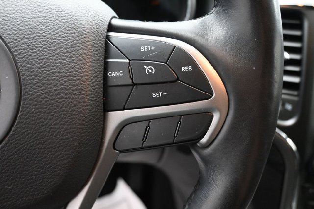 Used 2020 Jeep Grand Cherokee Laredo w/ Security & Convenience Group AWD/4WD image 14