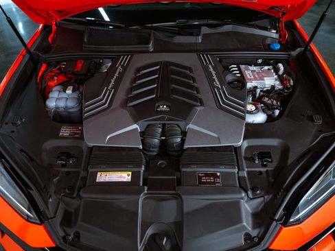 Used 2025 Lamborghini Urus SE AWD/4WD image 41