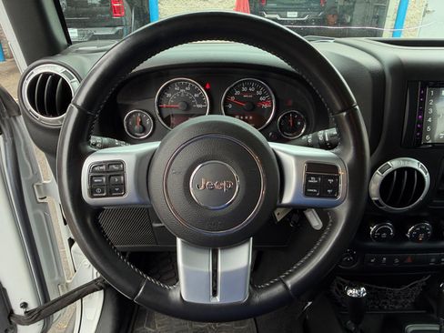 Used 2016 Jeep Wrangler Unlimited Rubicon AWD/4WD image 12