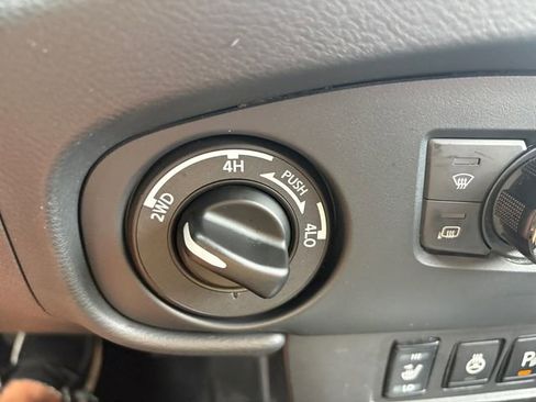 Used 2022 Nissan Frontier SV AWD/4WD image 24