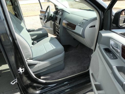Used 2010 Chrysler Town & Country Touring image 9