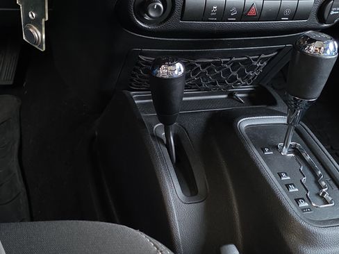 Used 2015 Jeep Wrangler Unlimited Rubicon w/ Connectivity Group image 24