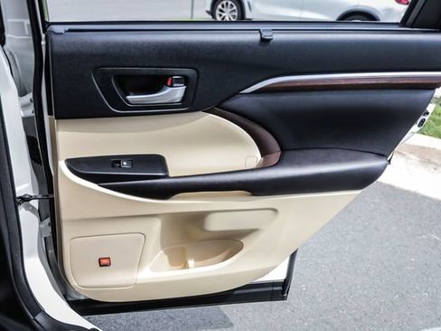 Used 2016 Toyota Highlander Limited FWD image 48