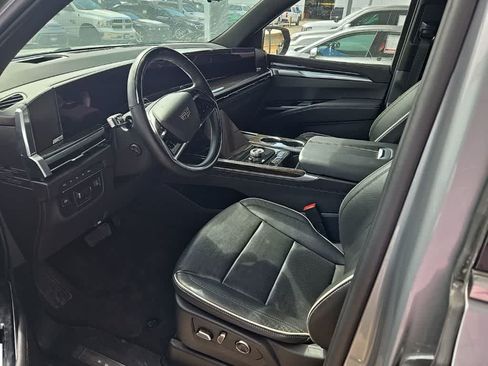 Used 2025 Cadillac Escalade Premium Luxury AWD/4WD image 10