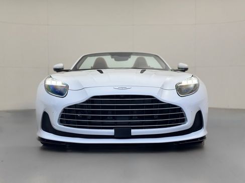 Used 2025 Aston Martin DB12 Volante image 3