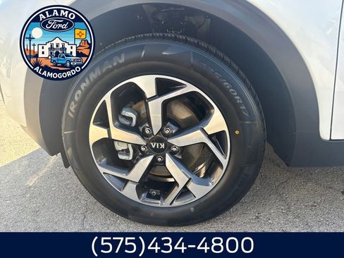 Used 2022 Kia Sportage LX image 2