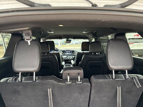 Used 2025 Chrysler Pacifica Select image 19