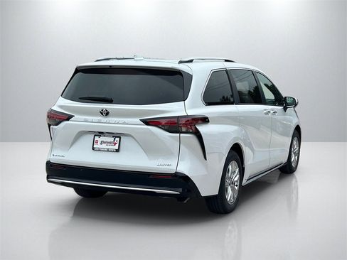 Used 2026 Toyota Sienna Limited image 5