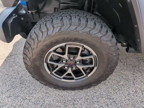 Used 2025 Jeep Wrangler Unlimited Rubicon AWD/4WD image 13