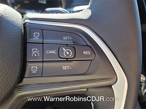 New 2025 Jeep Grand Cherokee Altitude image 24