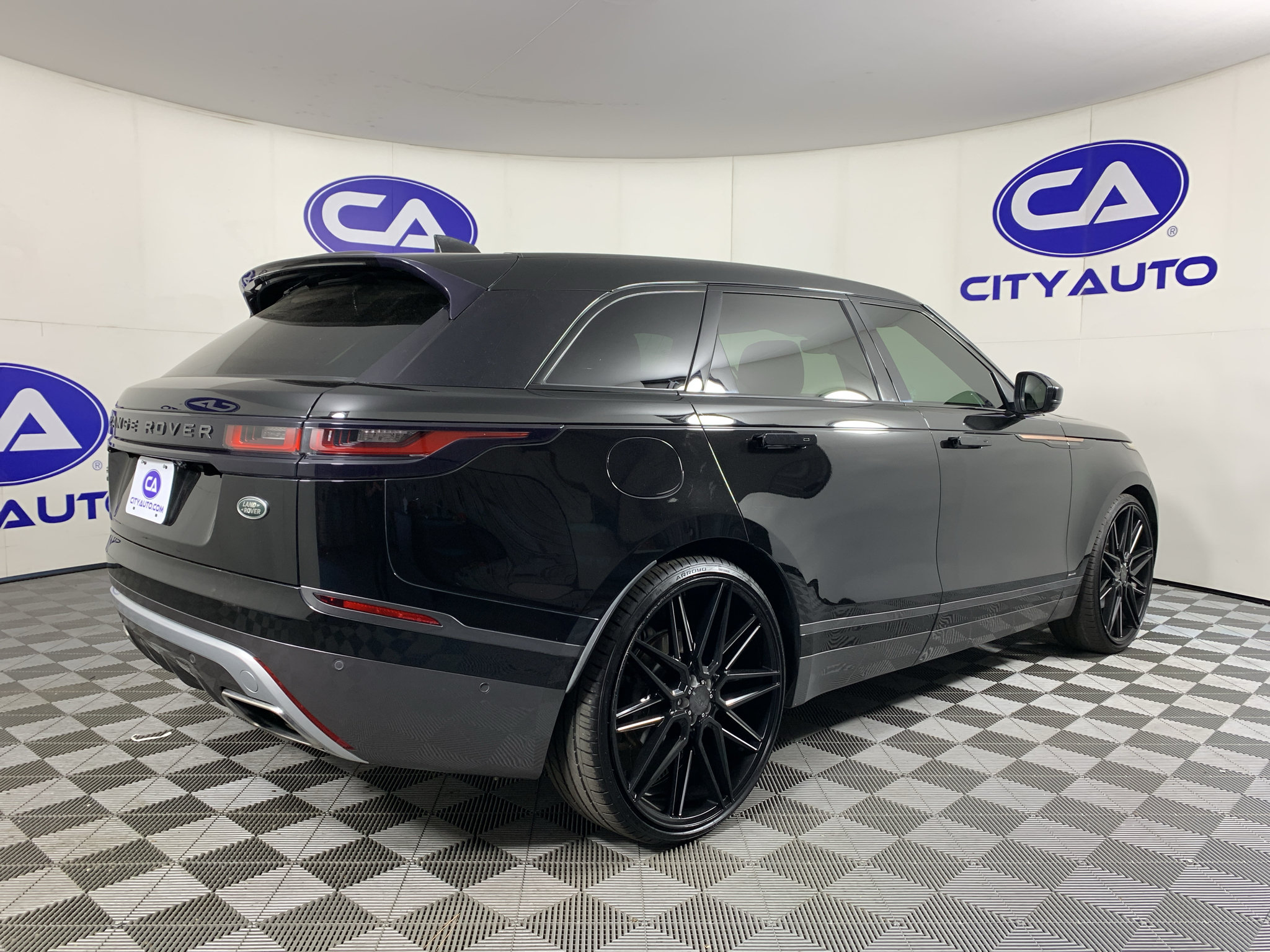 Used 2018 Land Rover Range Rover Velar R-Dynamic SE AWD/4WD image 3