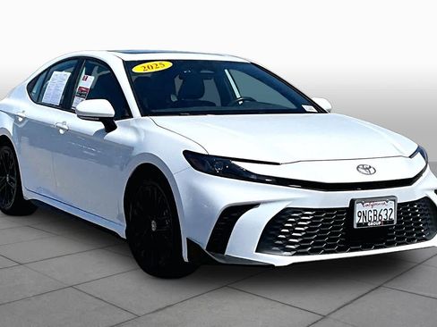 Used 2025 Toyota Camry Hybrid FWD image 2