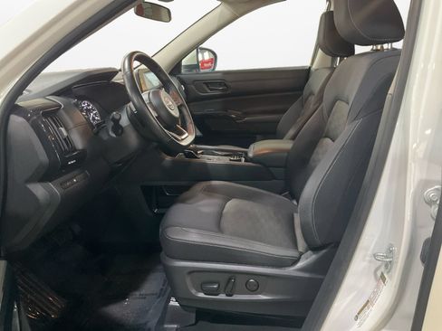 Used 2024 Nissan Pathfinder SV AWD/4WD image 9