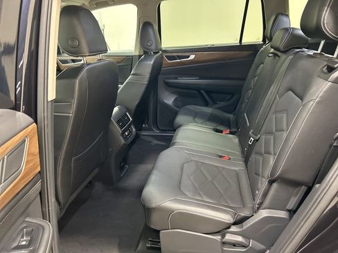 Used 2025 Volkswagen Atlas SE AWD/4WD image 26