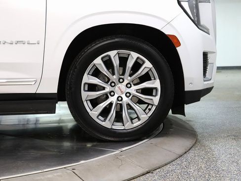 Used 2023 GMC Yukon Denali w/ Denali Reserve Package image 13