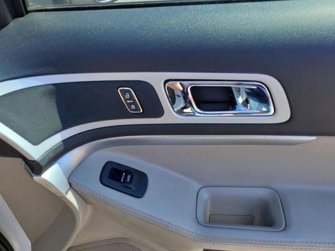 Used 2013 Ford Explorer XLT image 29