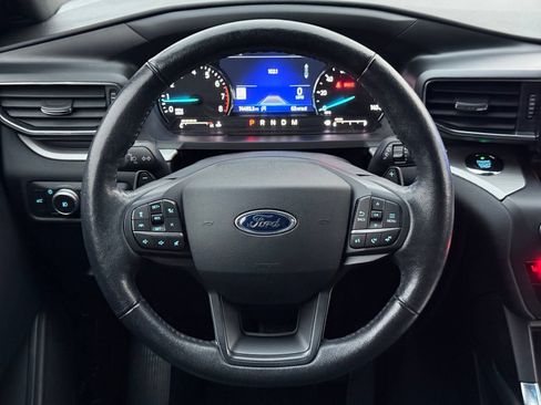 Used 2020 Ford Explorer XLT w/ Equipment Group 202A AWD/4WD image 31