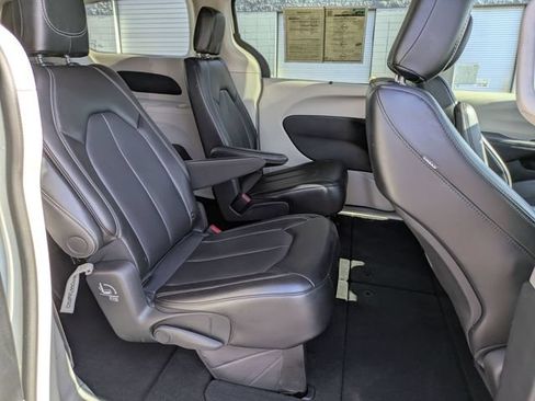 Used 2023 Chrysler Pacifica Touring-L FWD image 30
