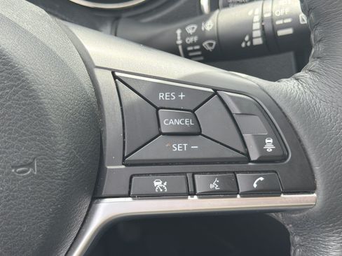 Used 2018 Nissan Rogue SV w/ Premium Package FWD image 25