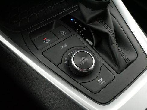 Used 2020 Toyota RAV4 XLE w/ XLE Grade Weather Package image 30