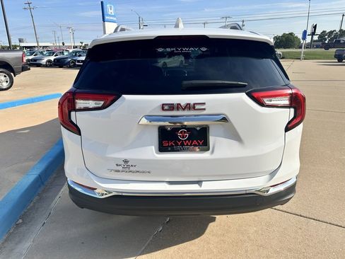 Used 2024 GMC Terrain SLT image 14