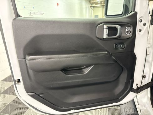 Used 2020 Jeep Wrangler Unlimited Sahara AWD/4WD image 28