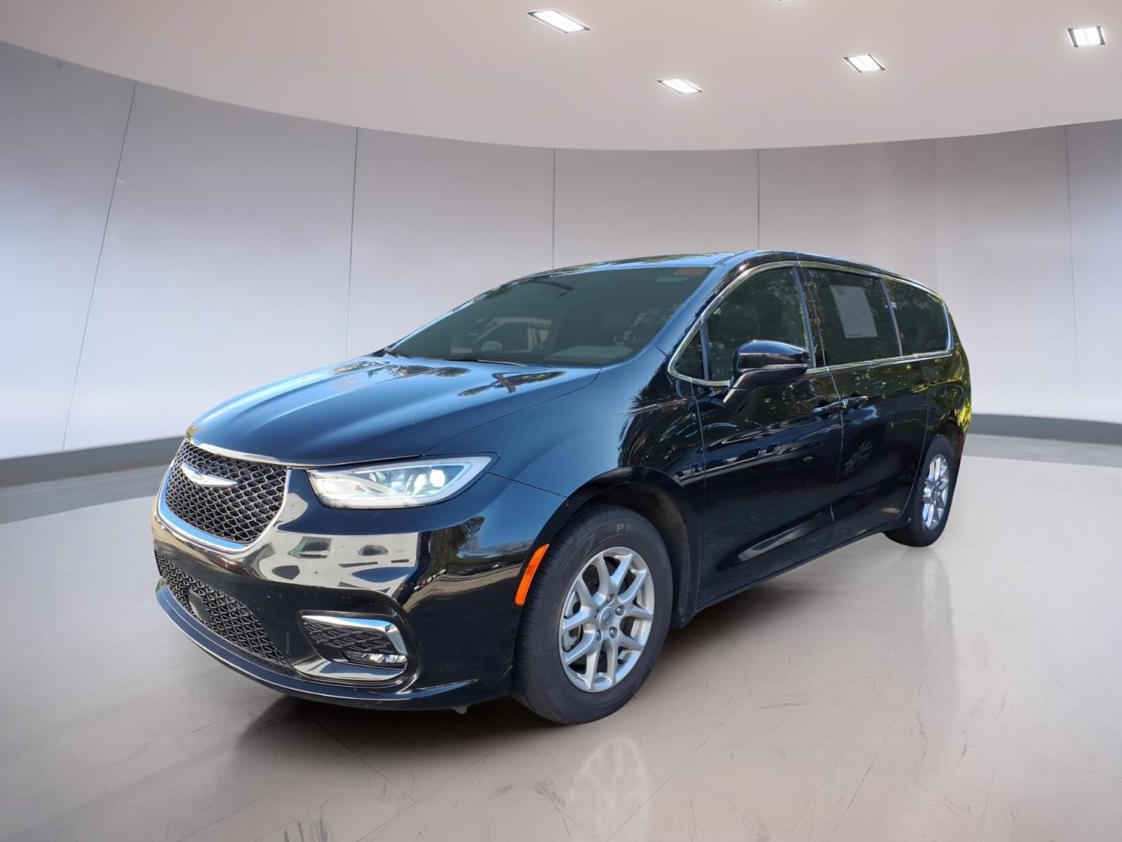 Used 2025 Chrysler Pacifica Select FWD image 2