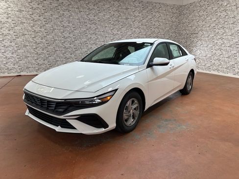 New 2026 Hyundai Elantra SE image 3