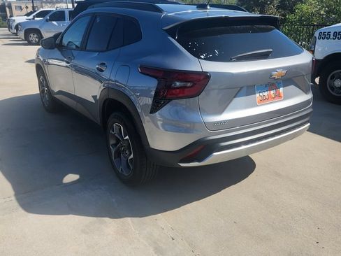 Used 2025 Chevrolet Trax LT FWD image 4