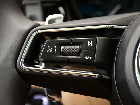 Certified 2025 Porsche Macan image 27