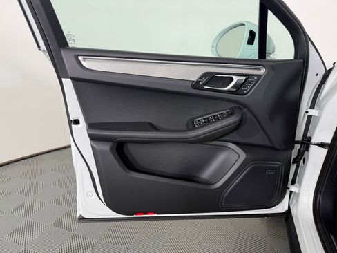 Certified 2026 Porsche Macan AWD/4WD image 19