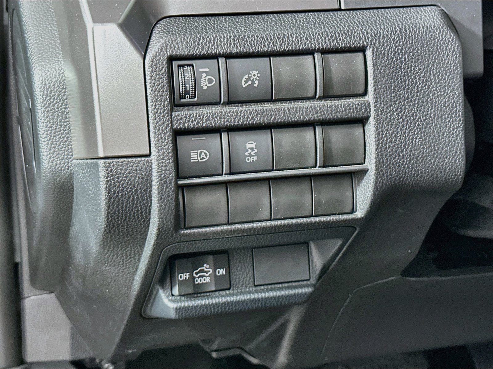 Certified 2025 Toyota Tacoma SR5 AWD/4WD image 10