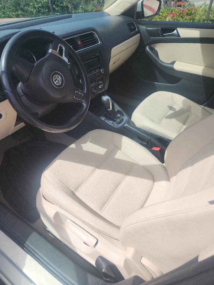 Used 2012 Volkswagen Jetta SE FWD image 6