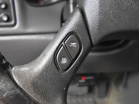 Used 2005 GMC Sierra 2500 SLT w/ Heavy-Duty Power Package image 24