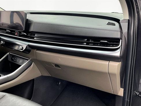 Used 2025 Kia Carnival image 17
