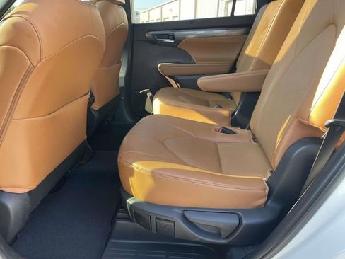 Used 2021 Toyota Highlander Platinum FWD image 18