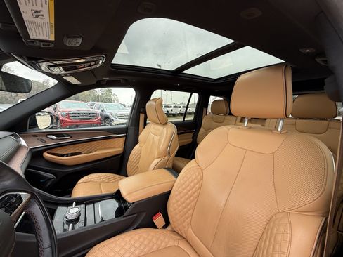 Used 2022 Jeep Grand Cherokee Summit w/ Luxury Tech Group V image 27