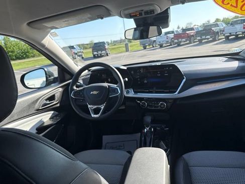 Used 2025 Chevrolet Trax LT w/ LT Convenience Package FWD image 33