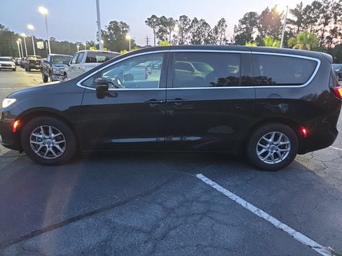 Used 2023 Chrysler Pacifica Touring-L FWD image 3