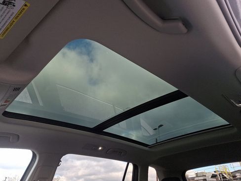 Used 2021 Volkswagen Tiguan SE w/ Panoramic Sunroof Package image 13