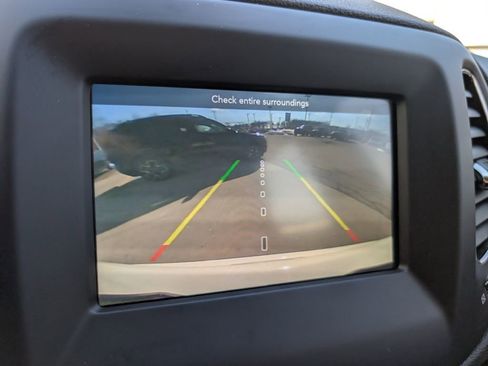 Used 2019 Jeep Compass Latitude image 3