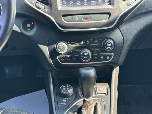 Used 2019 Jeep Cherokee Trailhawk AWD/4WD image 23