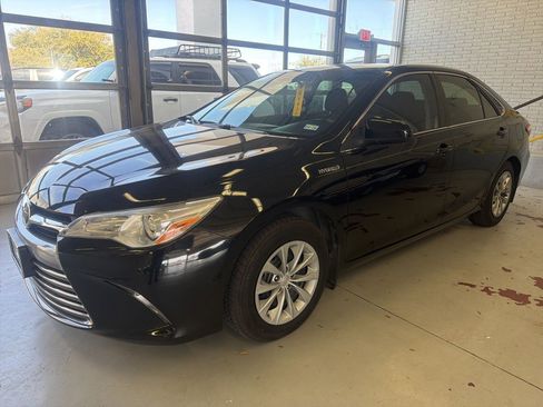 Used 2015 Toyota Camry LE image 1