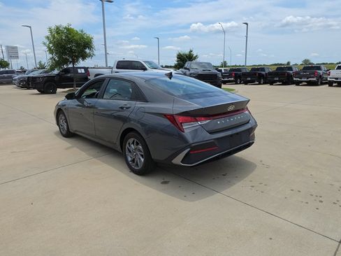 Used 2024 Hyundai Elantra SEL FWD image 3