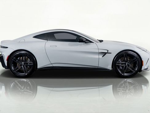 Used 2025 Aston Martin V8 Vantage Coupe image 3