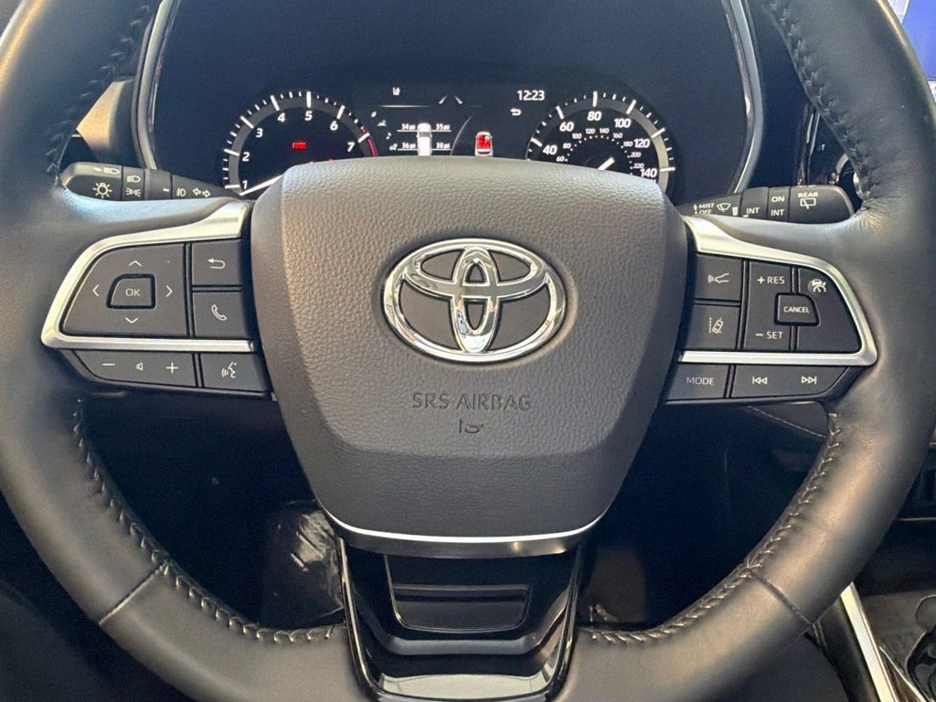 Used 2021 Toyota Highlander Limited AWD/4WD image 17