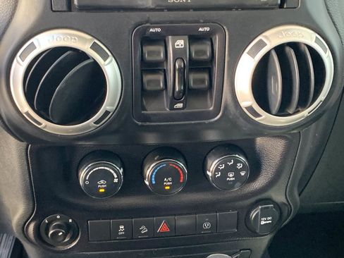 Used 2018 Jeep Wrangler Unlimited Sahara image 16